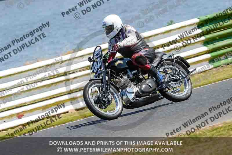 Vintage motorcycle club;eventdigitalimages;mallory park;mallory park trackday photographs;no limits trackdays;peter wileman photography;trackday digital images;trackday photos;vmcc festival 1000 bikes photographs